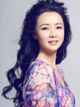 （陈依莎饰演）